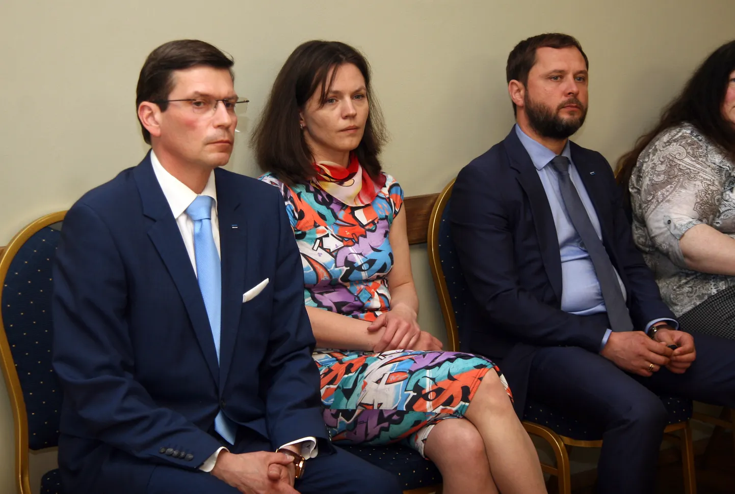 Если всего неделю назад заявление о недоверии йыхвискому волостному старейшине Максу Кауру подали 11 депутатов волостного собрания, то сегодня никто не пожелал выразить ему недоверие, и волостное управление, куда кроме Каура входят Наталия Абель и Алексей Наумкин, продолжит работу.