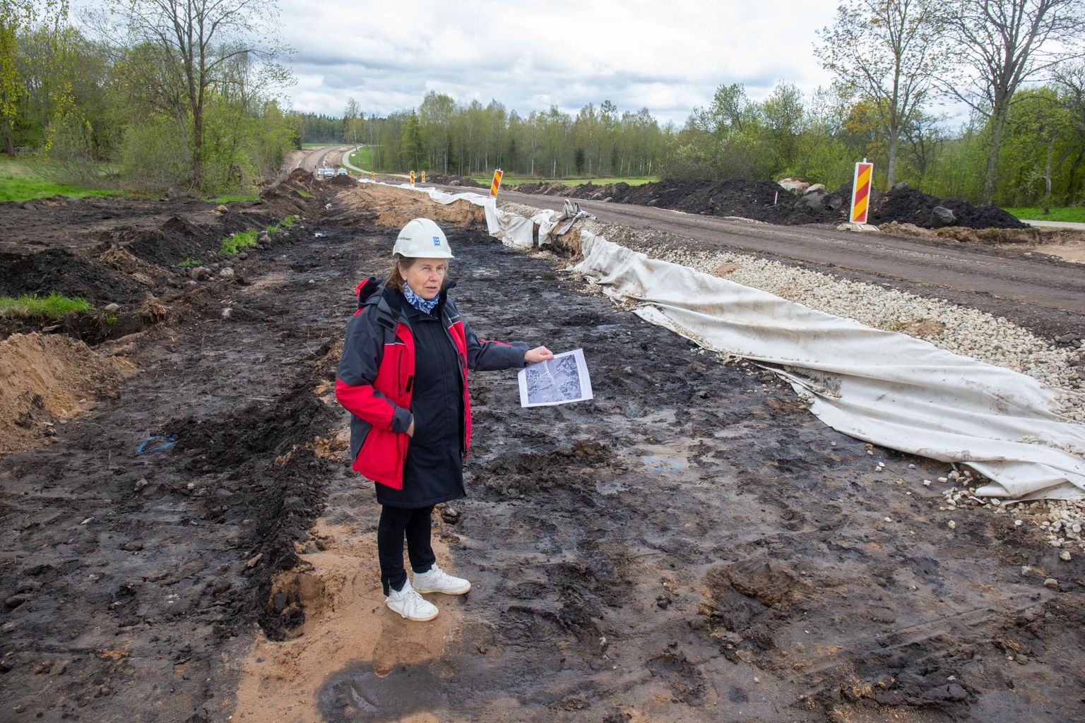 Muinsuskaitseameti Viljandimaa nõunik Anne Kivi seisab paigas, kus juba vähemalt kaheksa sajandi eest oli asula.  FOTO: Elmo Riig