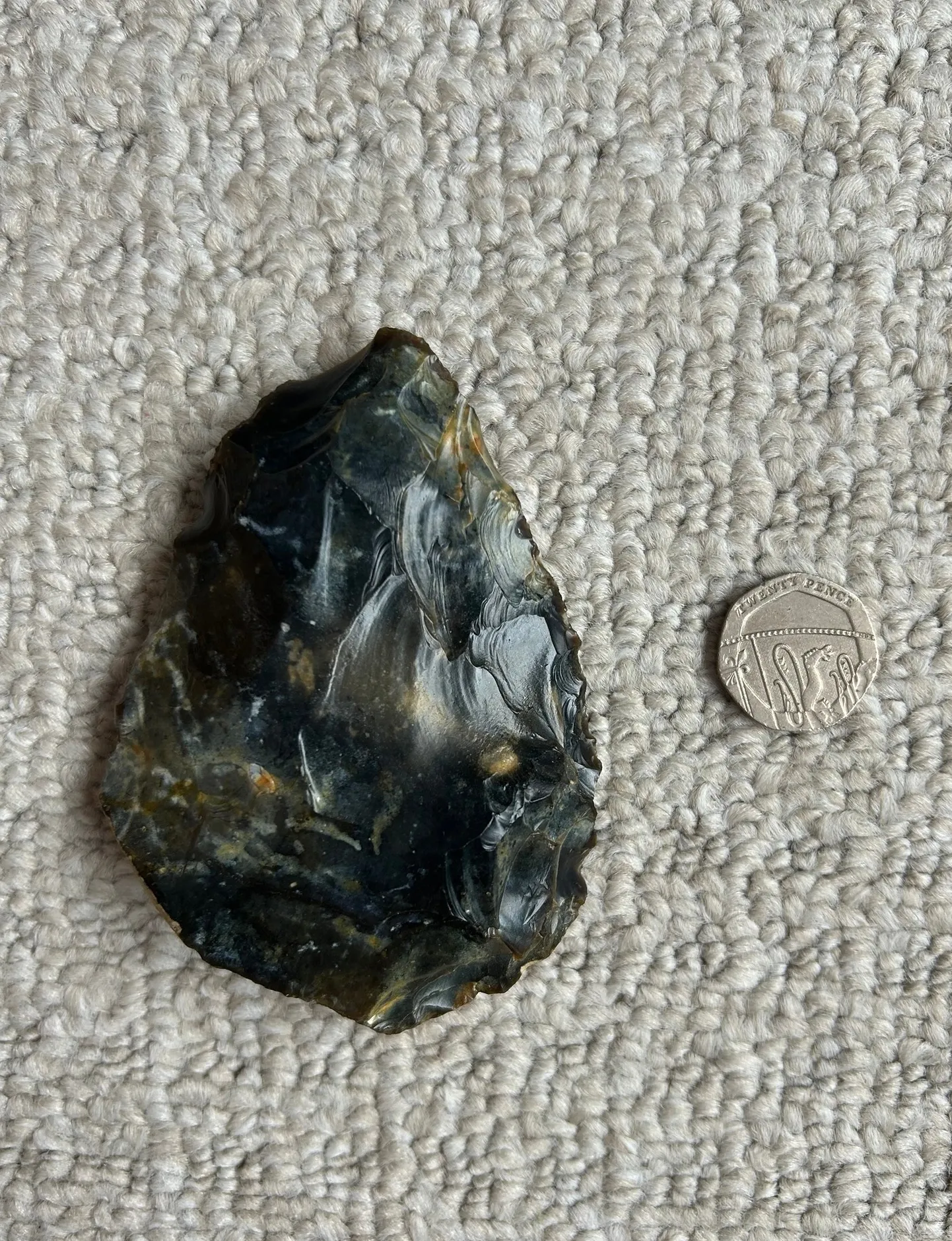 Rannast leitud kivi osutus 50 000 aasta vanuseks neandertallaste kirveks.
