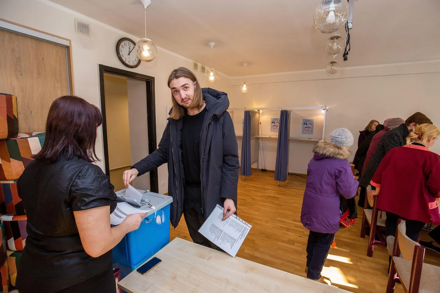 2019 aasta veebruaris, kui algas riigikogu valimiste eelhääletamine, oli Paide muusika- ja teatrimajas asuvas valimisjaoksonnas esimene häält andmas Paide teatri lavastaja Jan Teevet. Seekord pole Paide teatripere üksnes hääletajate rollis, vaid on Paides ellu kutsunud varivolikogu.