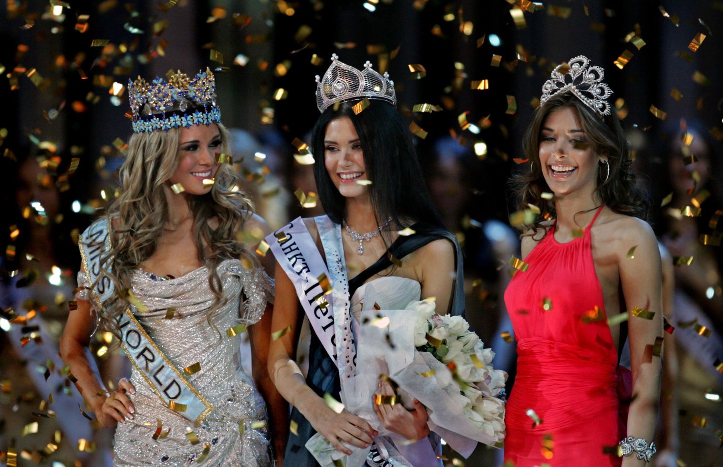 София Рудьева (в центре), "Мисс мира 2008" Ксения Сухинова (слева) и "Мисс Вселенная 2008" Диана Мендоза.