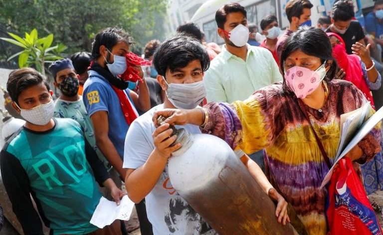 В Индии катастрофически не хватает кислорода для больных ковидом