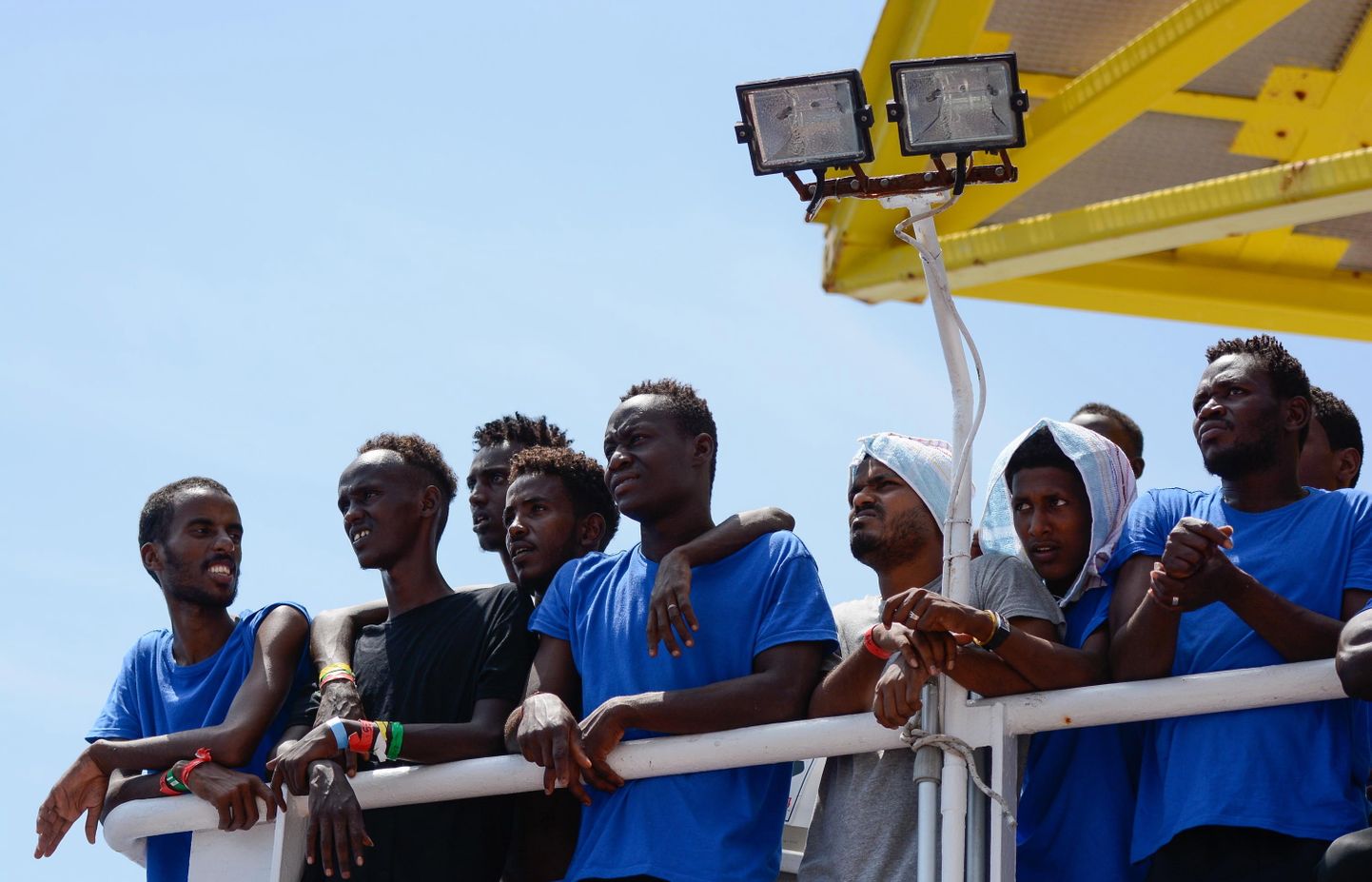 Беженцы на корабле у берегов Италии