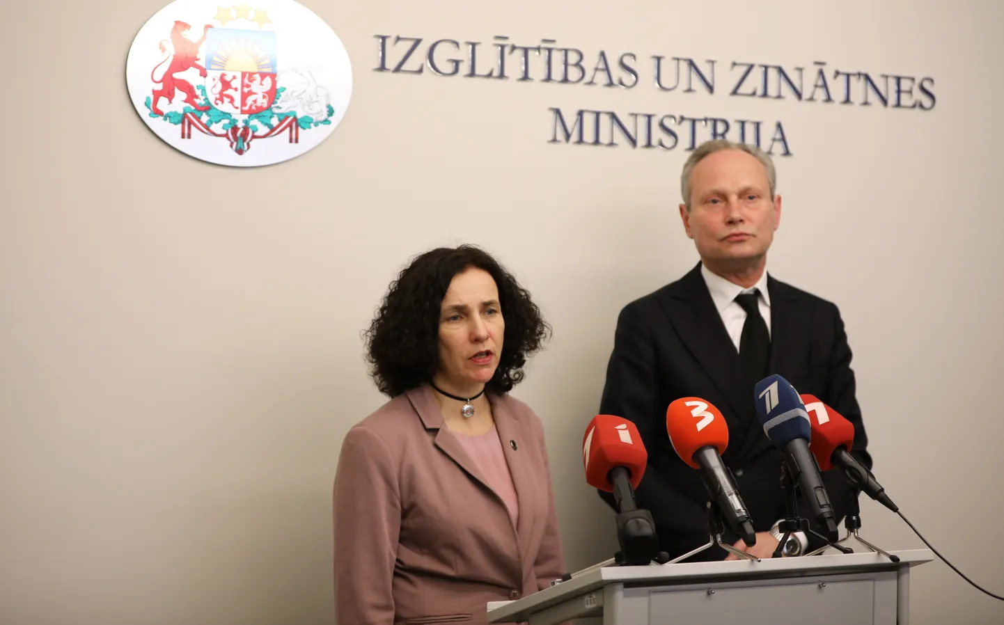 Izglītības un zinātnes ministre Ilga Šuplinska un Valsts izglītības satura centra vadītājs Guntars Catlaks piedalās preses brīfingā saistībā ar rekomendācijām izglītības iestādēm un vecākiem koronavīrusa Covid-19 apdraudējuma gadījumā, kā arī iespējām nepieciešamības gadījumā mācības uz laiku organizēt attālināti.