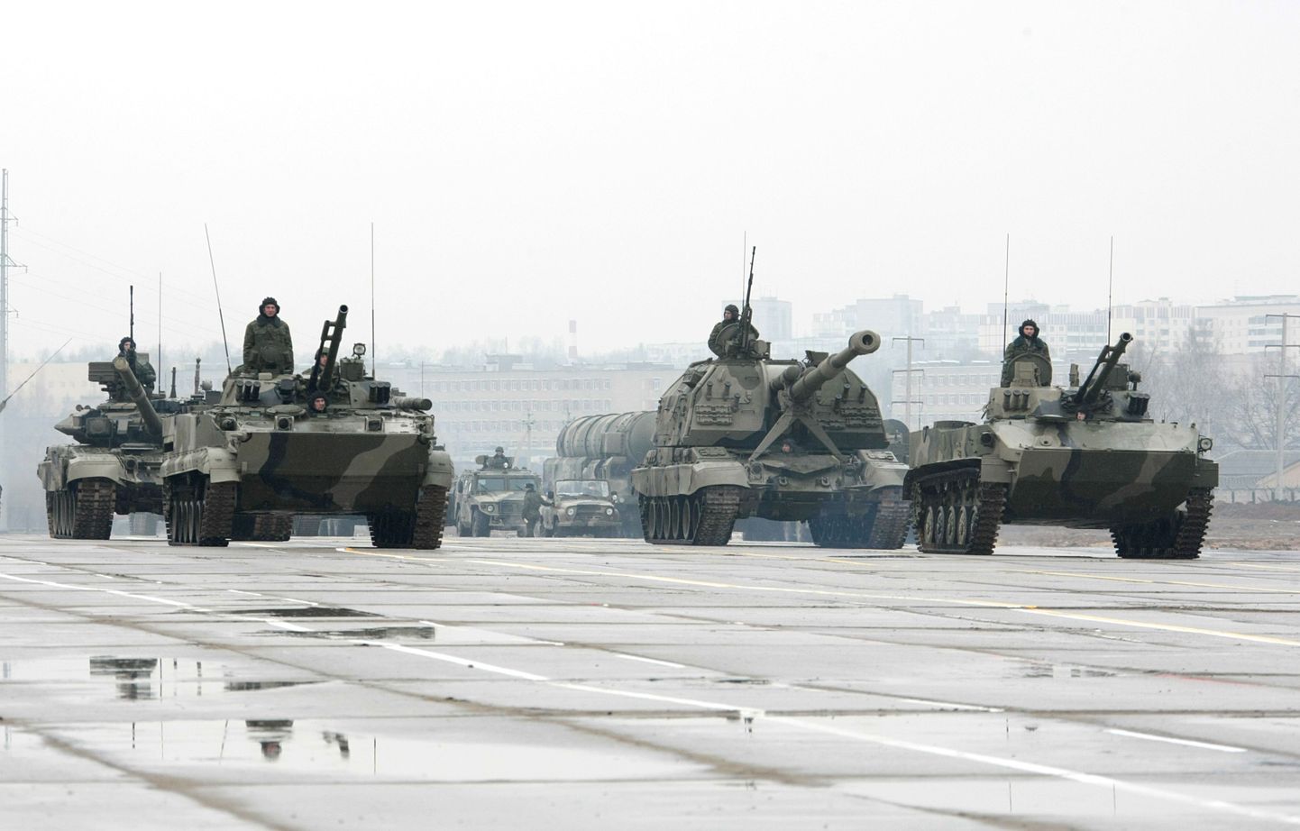 Vene tankid T-80 harjutavad võidupüha paraadiks.