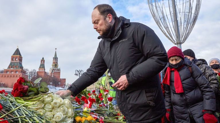 Кара-Мурза возлагает цветы к мемориалу Немцова