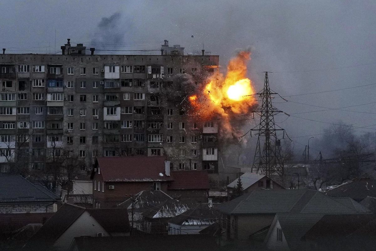 Vene tanki tulistatud mürsk tabab Mariupoli kortermaja, 11. märts 2022.  