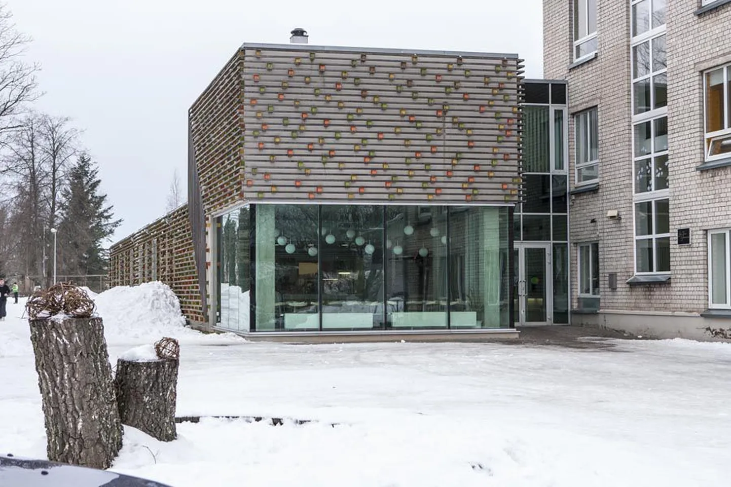 Suure-Jaani koolimajas oli esmaspäeval korraga kaks uut direktorit. Üks uuris, kuidas on juhtida põhikooli, mis töötab neljas asulas, ja teine katsetas 64 õpilasega gümnaasiumi vedamist.