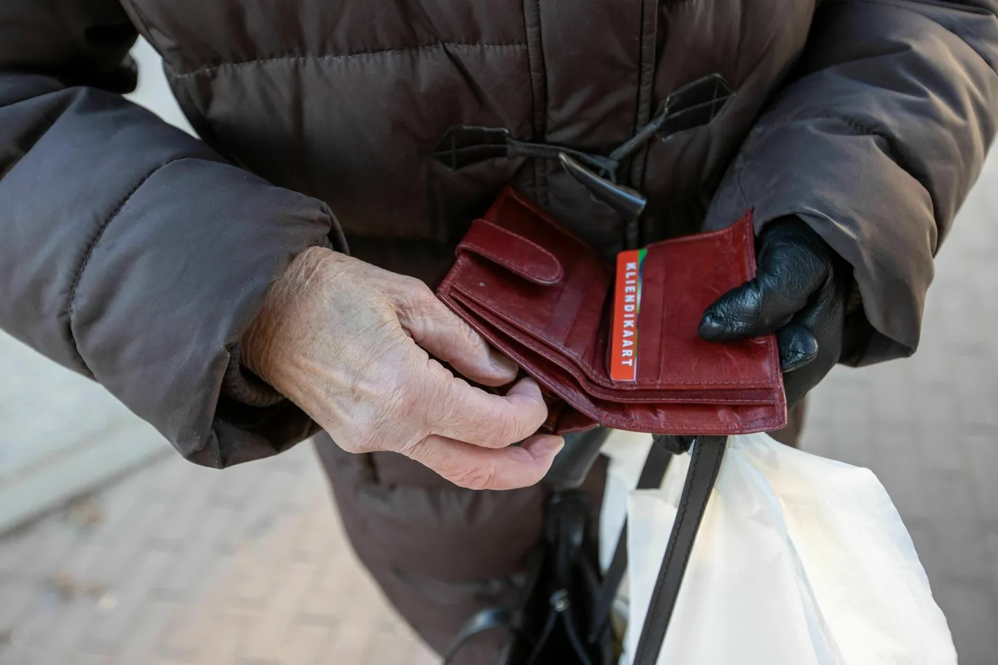 Kaotades abikaasa, kaob ka leibkonna täiendav sissetulek ja elustandard langeb järsult.