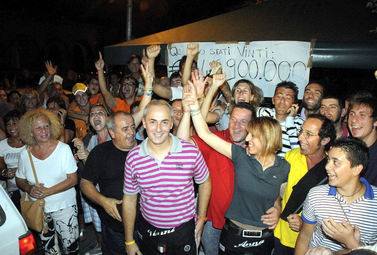Bagnone elanikud rõõmustavad lotovõidu üle.