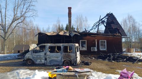 Многодетная семья, проснувшаяся от взрыва, потеряла в огне свой дом