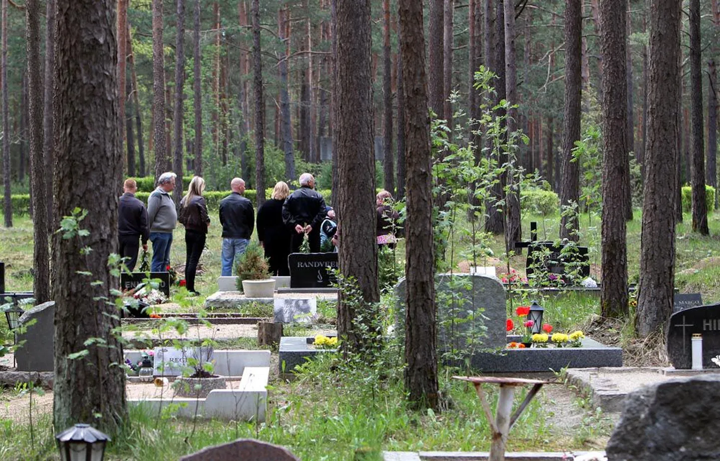 Lähedasega hüvasti jätta on kirjeldamatult valus, kohutavalt valus on olla viimased kuud surmadiagnoosiga lähedase kõrval. Omaksed hiljuti lahkunud Andrese matustel Tallinnas Liiva kalmistul.