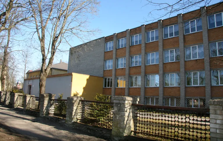Kohtla-Järve Kesklinna põhikoolis valitseb täielik vaikus ning uksed on suletud, kuid see ei tähenda, nagu oleks õppetöö seisma jäänud.