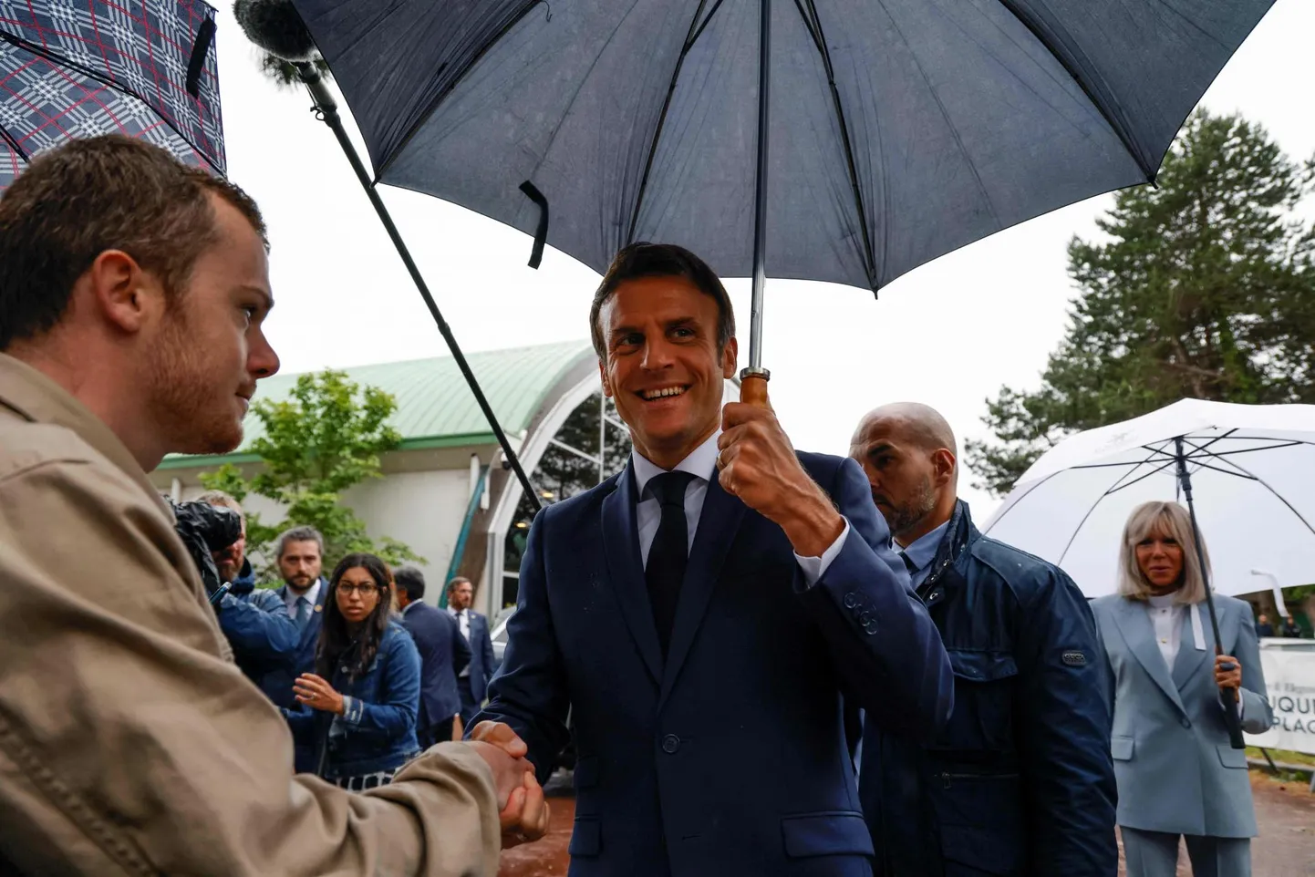 Prantsuse president Emmanuel Macron valimispäeval 19. juunil kohtumas valijatega.