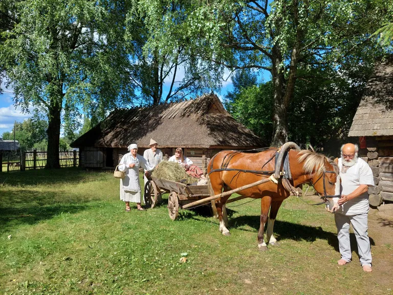 Mõniste Talurahvamuuseum näitab 19. sajandi eestlaste eluolu.