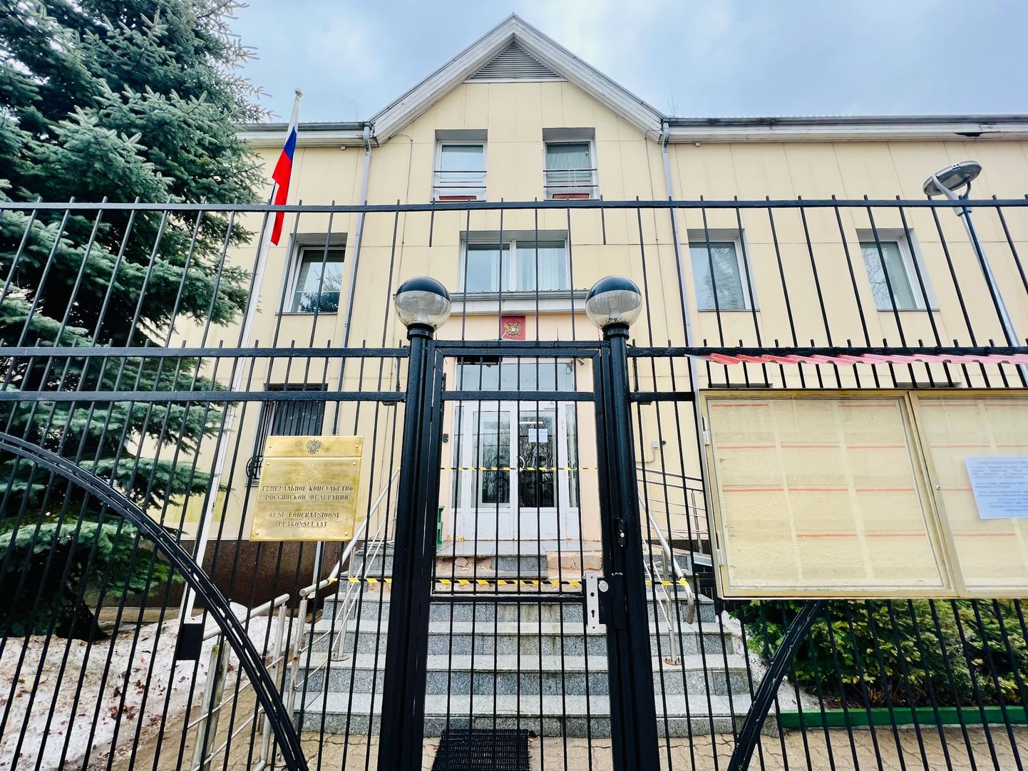На воротах генконсульства России в Нарве висит объявление, что в связи с решением эстонских властей закрыть генеральное консульство прием заявителей прекращен с 6 апреля.