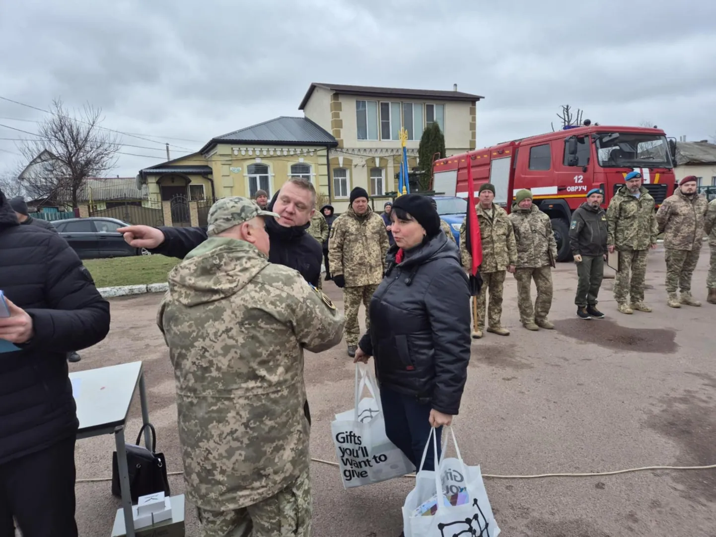 Tartu linnavalitsuse töötajad viisid hiljuti Ukraina ühele lasteaiale kunstitarbeid.
