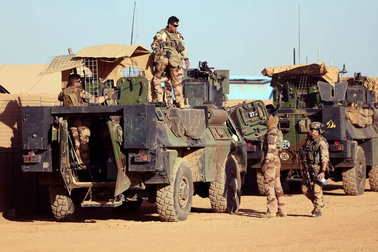 Sihtüksuse Takuba raames Kesk-Aafrika Vabariigis osalevad prantslased. Takuba on Prantsusmaa juhitud üksus, milles osalevad ka Eesti kaitseväelased. Takuba tegutseb ELi ning ÜRO missioonist eraldi.