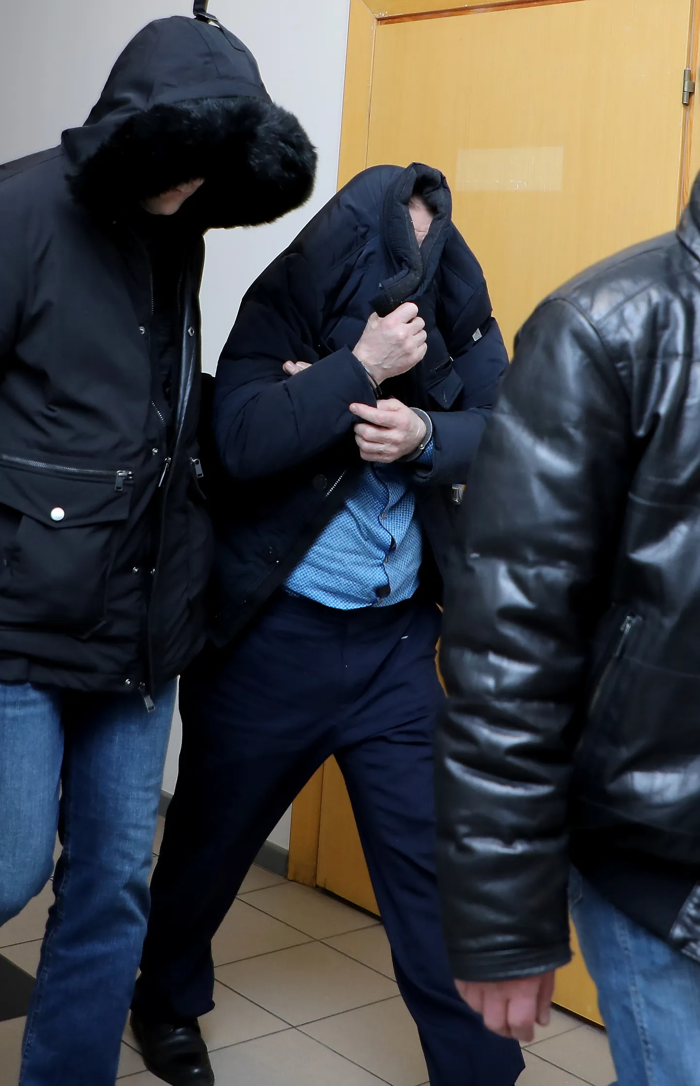 "RNP liftu lietā" aizturētais tiek konvojēts uz Rīgas pilsētas Latgales priekšpilsētas tiesu, kur tiks skatīts drošības līdzeklis.
