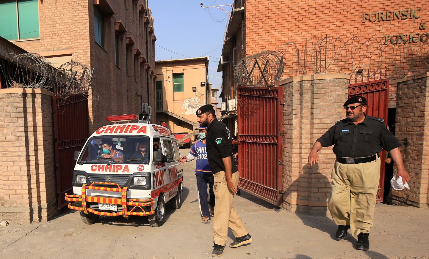 Kiirabi toimetab tapetud Tahir Ahmad Nasimi surnukeha kohtuhoonest minema.