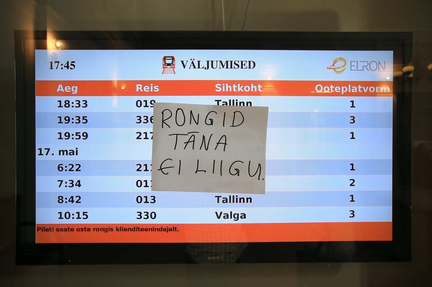 16. mail seiskas Eesti Raudtee Tartu juhtimiskeskuses puhkenud tulekahju ümbruskonnas rongiliikluse. Vaksali infoekraanile ilmus sellekohane teave alles siis, kui üks kohalik koolipoiss omal algatusel sinna vastava sildi kleepis. Reisirongide liiklust korraldav Elron ei teinud oma klientide teavitamiseks midagi.