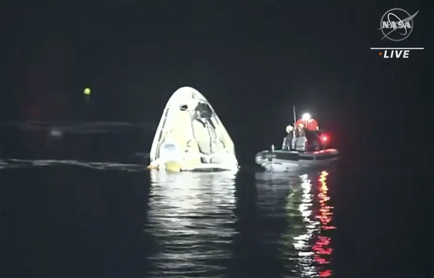 SpaceXi kosmosekapsel Crew Dragon pärast maandumist Mehhiko lahte Florida ranniku lähedal.