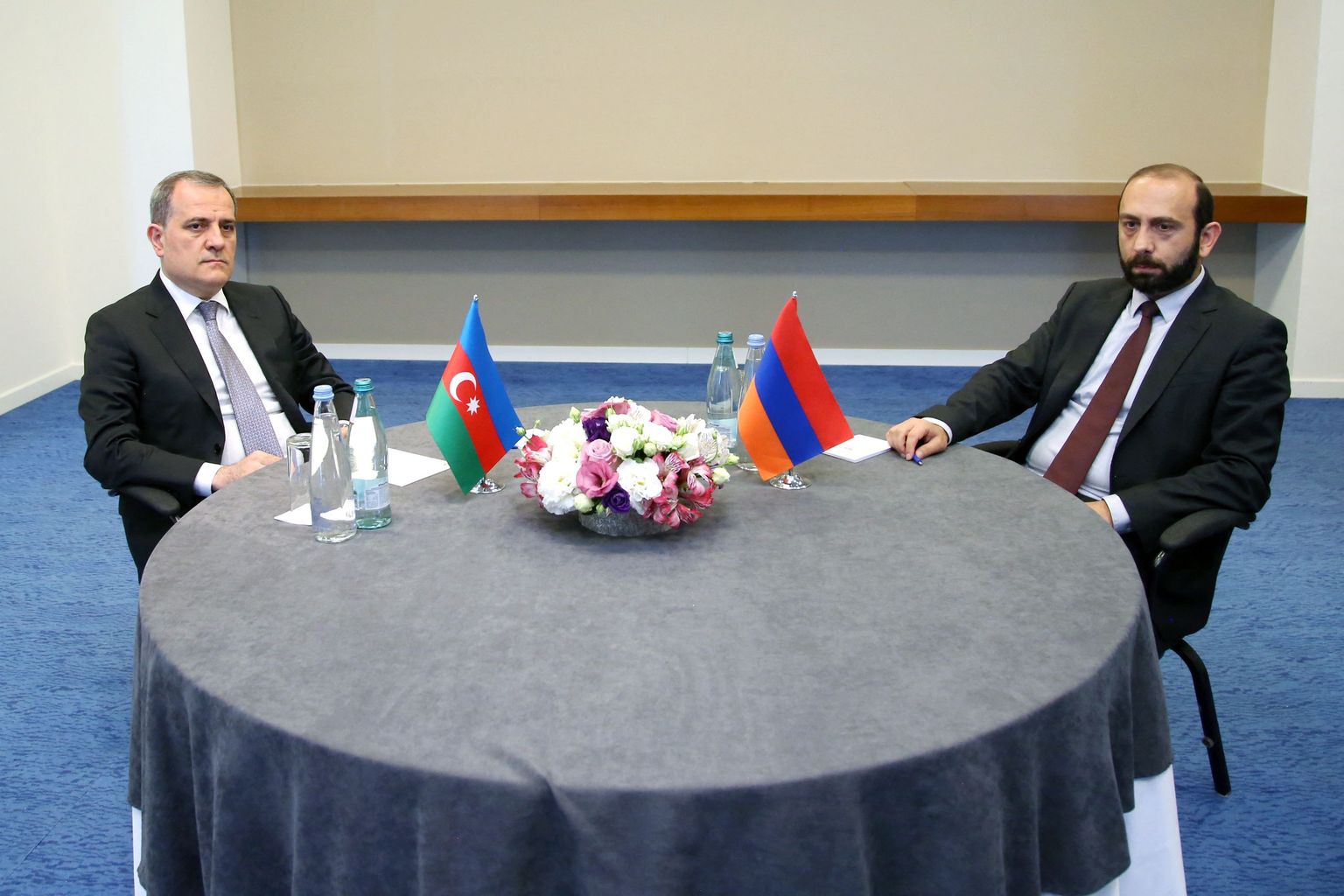 Aserbaidžaani välisminister Jeyhun Bayramov (vasakul) and Armeenia välisminister Ararat Mirzojan (paremal) rahuläbirääkimistel Gruusias 16. juulil 2022.