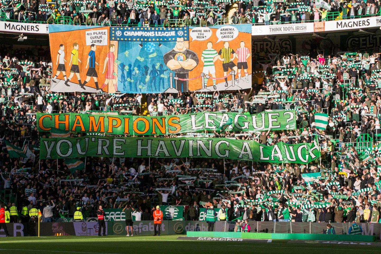 Glasgow Celticu fännid – alati rohkearvulised, rohevalged ja lippude-sallide-loosungitelembesed. FOTO: Jeff Holmes/Pa Wire/pa Images