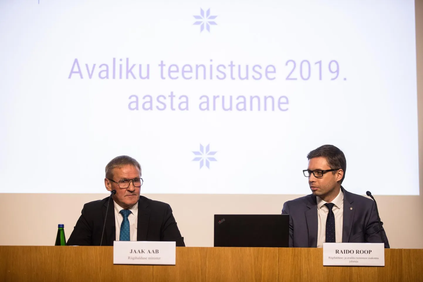 Riigihalduse minister Jaak Aab ning rahandusministeeriumi riigihalduse ja avaliku teenistuse osakonna juhataja Raido Roop leiavad, et riigirferomi ülesanne peab olema eelkõige paremate teenuste loomine, mitte ametnike koondamine iga hinna eest.