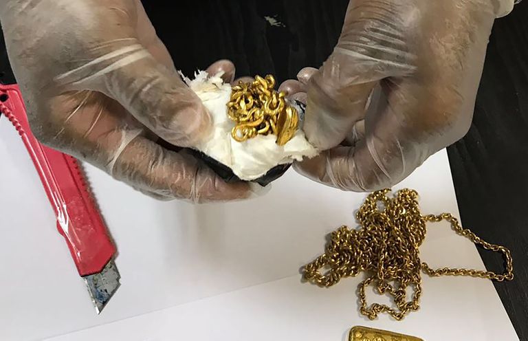 Colombo lennujaama tollitöötajad leidsid mehe pärasoolest ligi ühe kilogrammi kulda