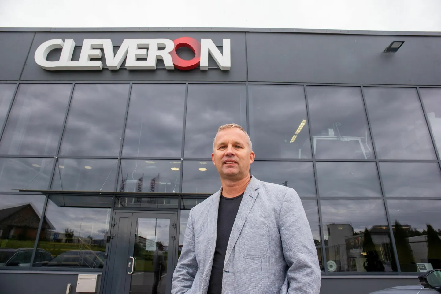 Cleveroni tegelik kasusaaja, asutaja ja üks osanikest Arno Kütt kinnitab, et on endiselt ettevõtte osanikeringis, kuigi aasta algusega võrreldes oluliselt väiksema osalusega.