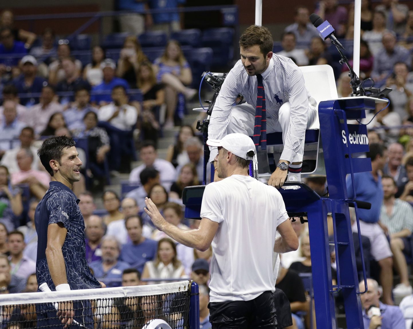 Novak Djokovic ja John Millman arutamas kohtunikuga pisikese pausi tekitamist.