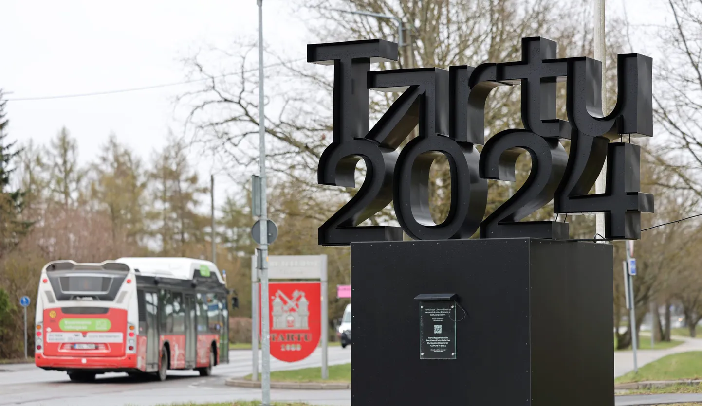 Tartu 2024 logo Tartusse sissesõidul Tallinna mnt ääres. Tartu kultuuriaasta hakkab jõudma lõpule ning homne üritusi täis päev toob linna taas palju publikut ja ebamugavused liiklusesse.