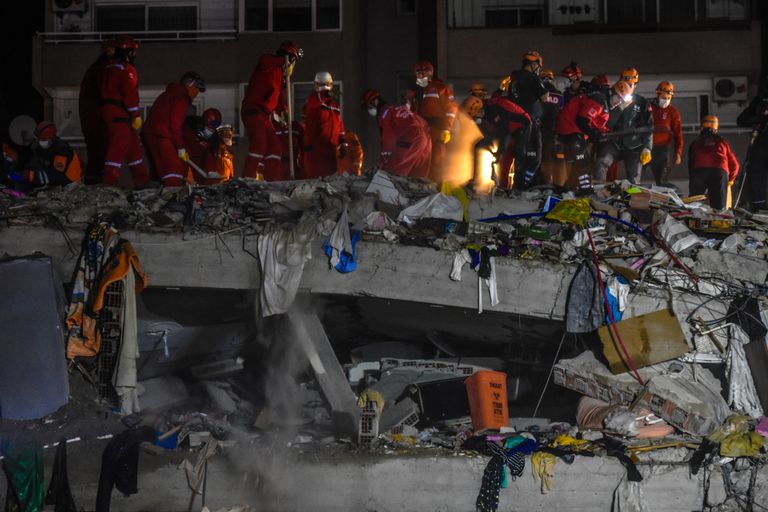 Päästjad Türgis Izmiris otsimas maavärinas varisenud majade rusudest ellujäänuid