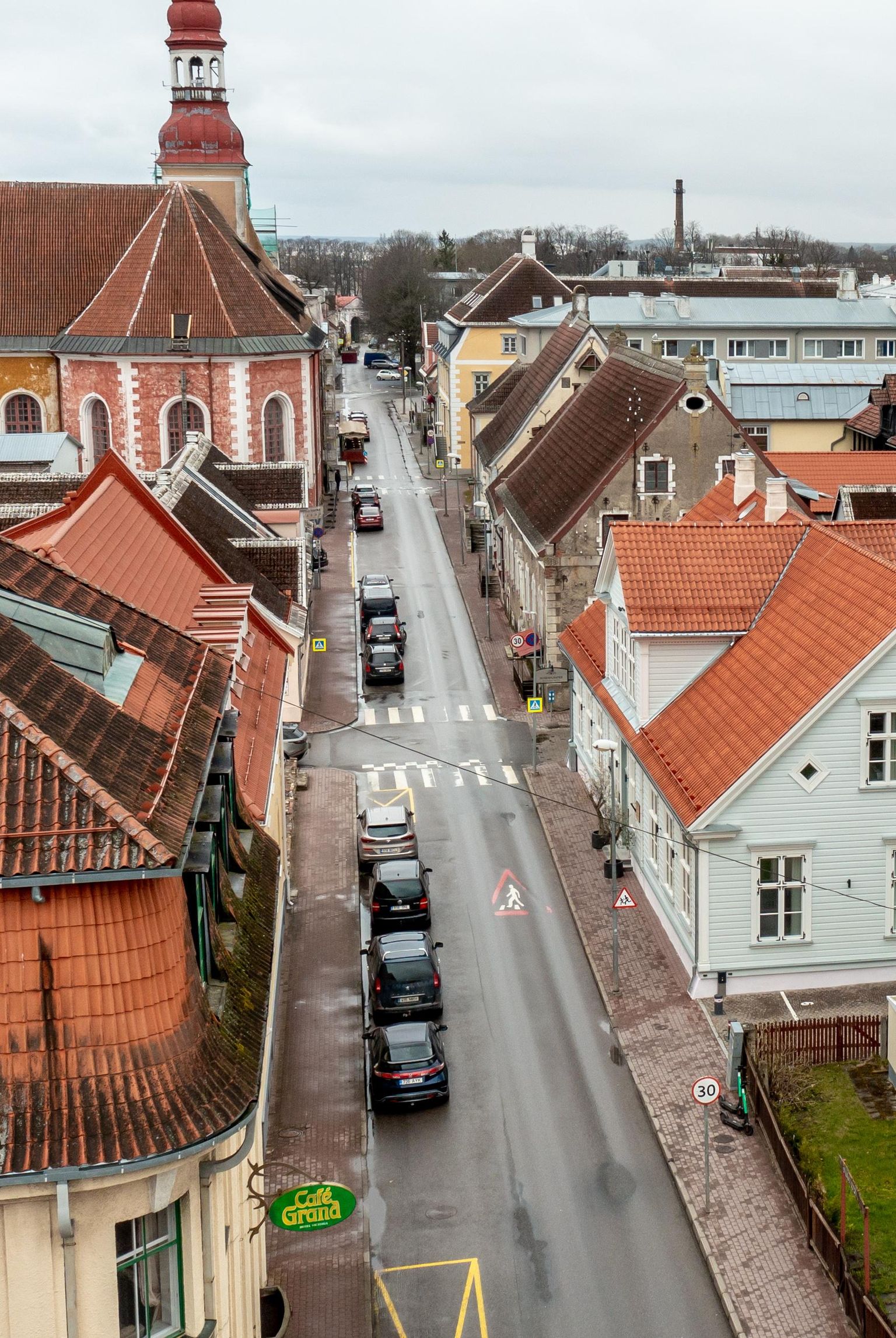 Pärnu Kuninga tänav muutub sel suvel autovabaks.