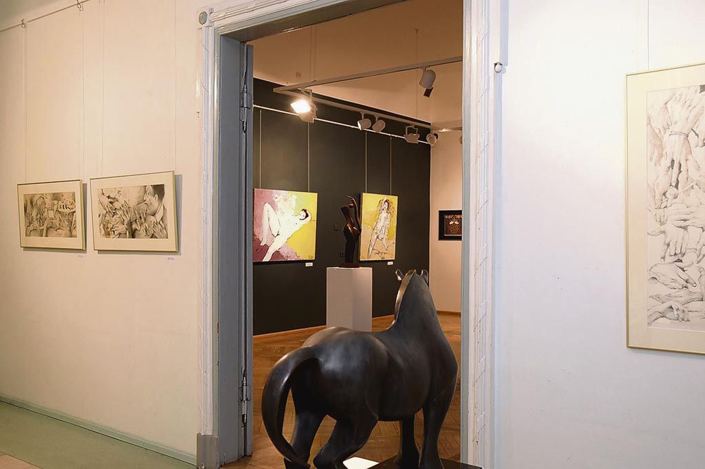 Aleksandr Litvunovi pronkshobune seirab galerii peasaalist paistvaid Ado Lille maale.