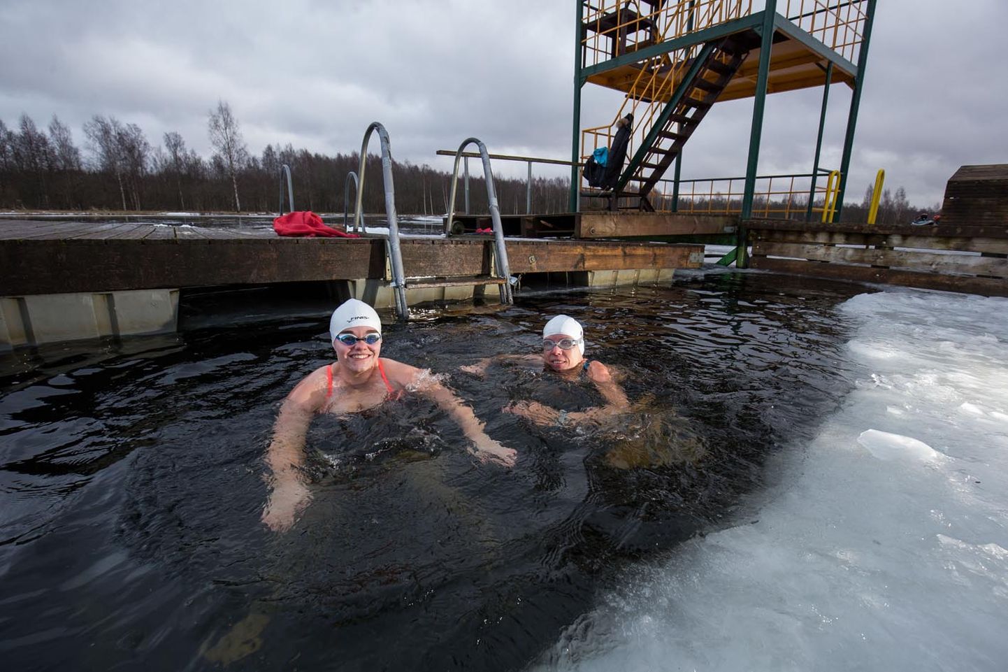 Taliujumise maailmakarika etapil Valgevenes olnud korraldajate apsakaid talusid Merle Vantsi (paremal) kogenud sportlasena ja Heli Hiiemäe noore ujujana erinevalt.