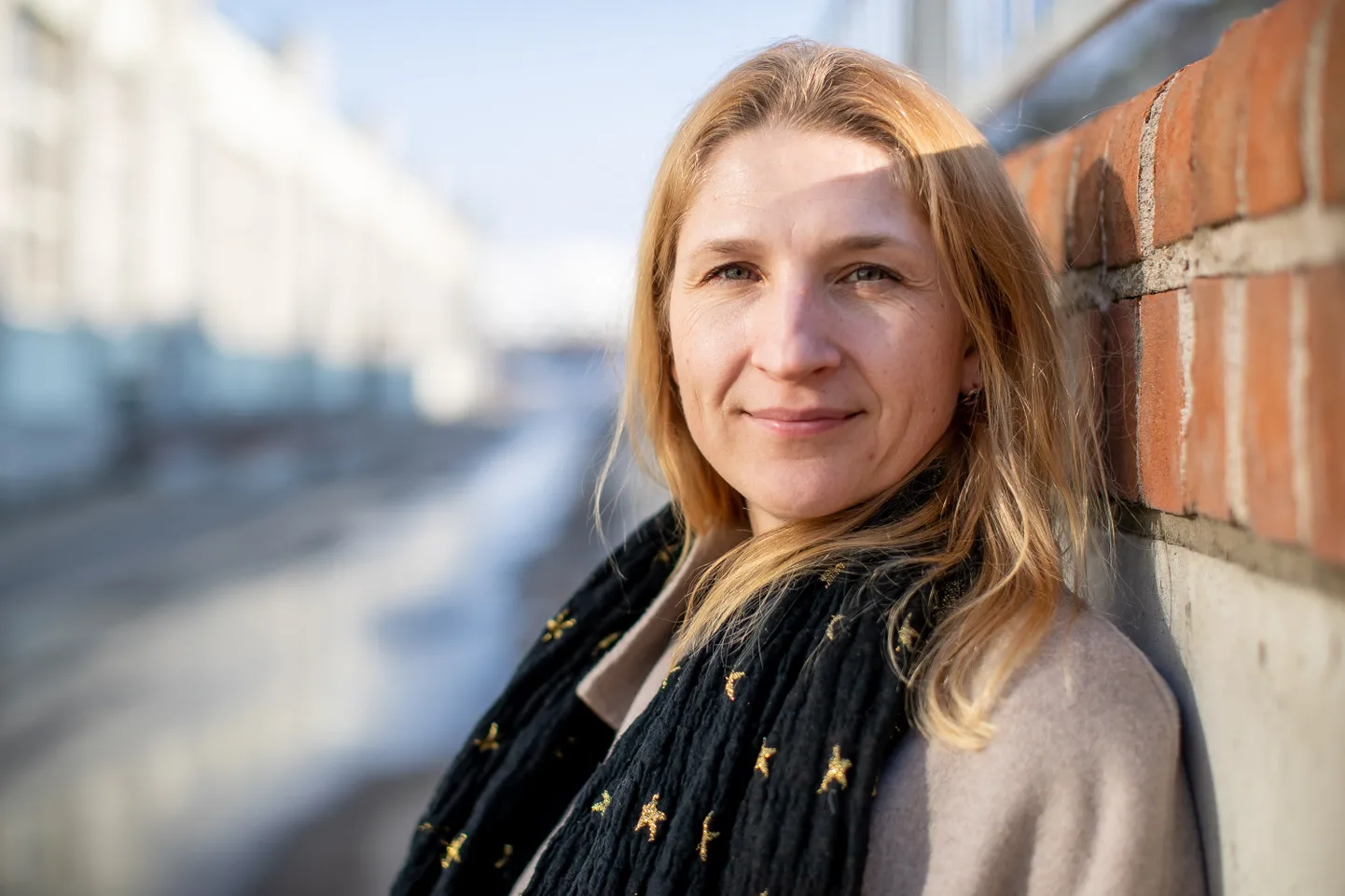 TRIIN peab õigeks töötada targalt, teha õigeid asju ja mitte üle rügada. Fotole jäi Triin oma Tallinna kesklinnas asuva kontori ees.