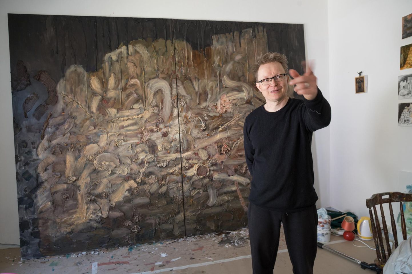 Soome kunstnik Mika Vesalahti Kauba tänav 5 oma stuudios Villa Matthias valminud hiigelmaaliga "Põrgujumala masin", mis kaalub vähemalt sada kilogrammi.