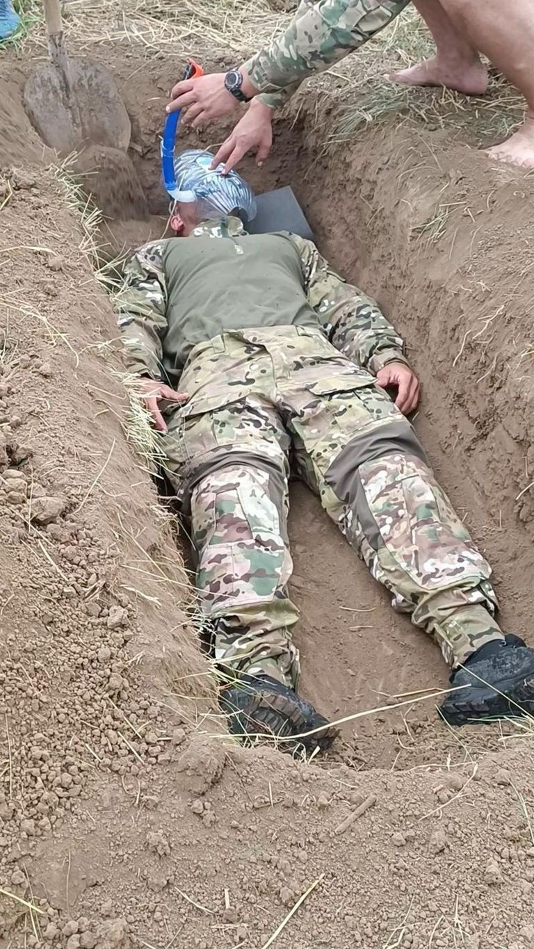 Имитация «похорон воина» во время учений спецназовцев. Военного полностью закапывают и оставляют лежать, иногда часами.