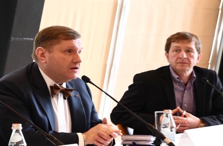 Константин фон Эггерт (слева) и Андрей Макарычев участвуют в дискуссии