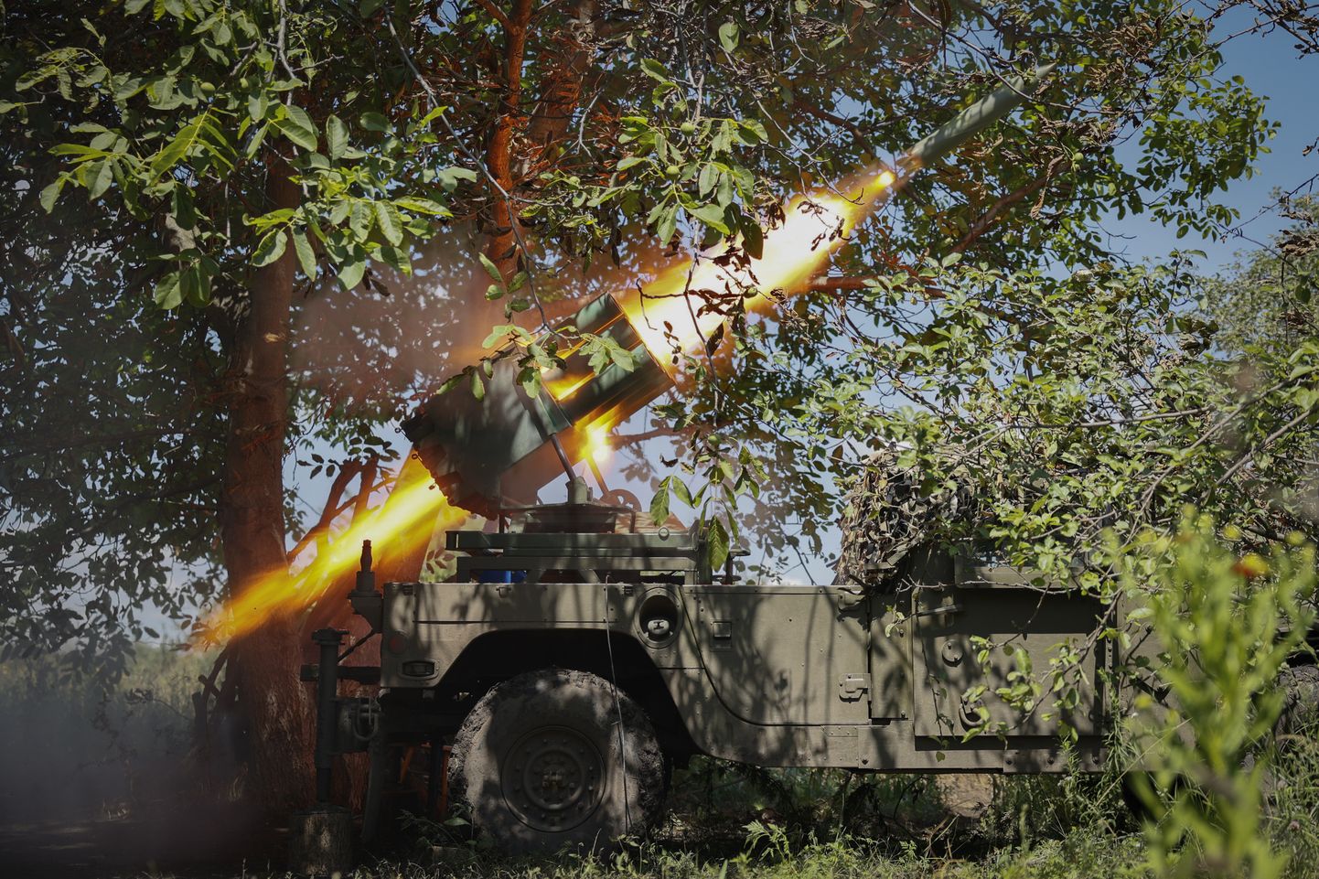 Ukrainlased tulistamas raketiheitjast RAK-SA-12 Bahmuti lähedal.