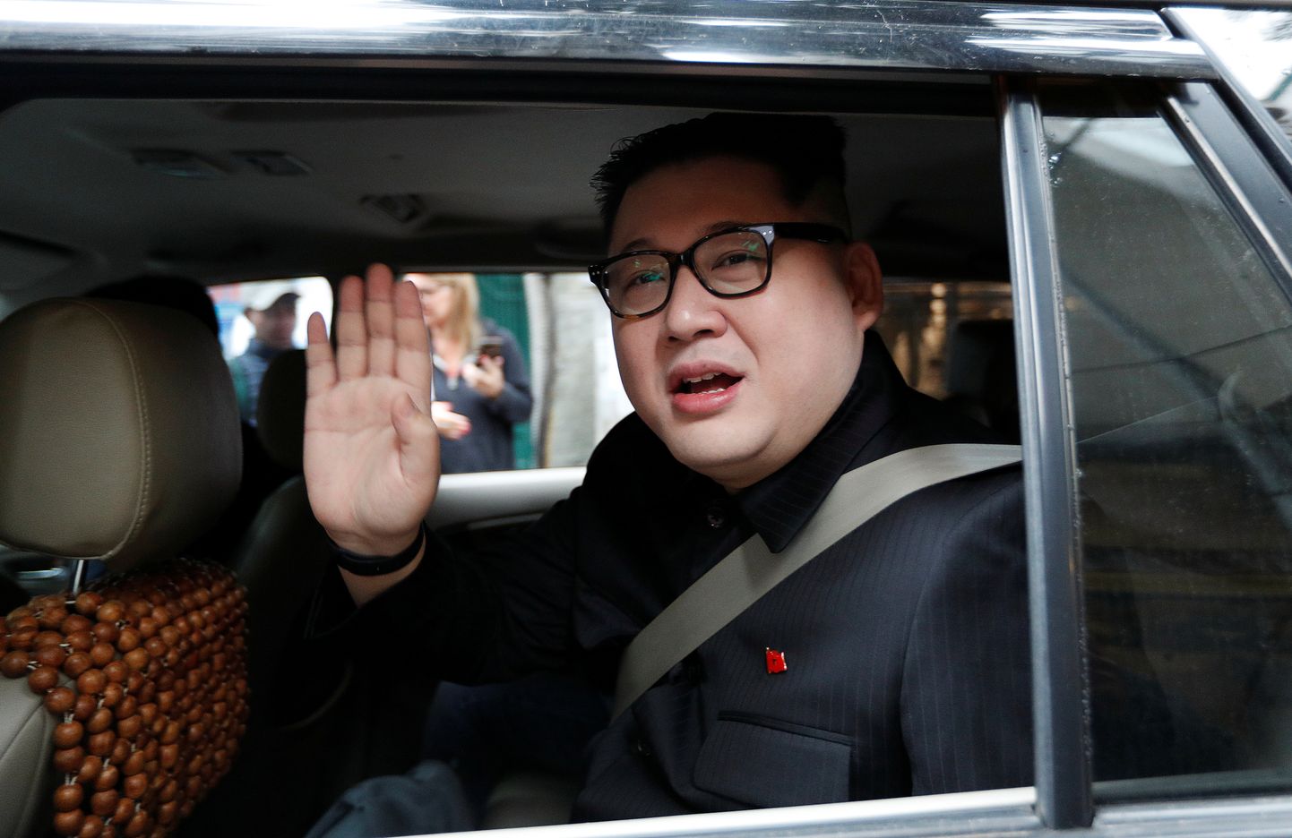 Põhja-Korea liidri Kim Jong-unina esinev austraallane Howard X lahkumas Hanoi La Paix hotellist politsei eskordi saatel pärast seda, kui Vietnam otsustas ta täna riigist välja saata.