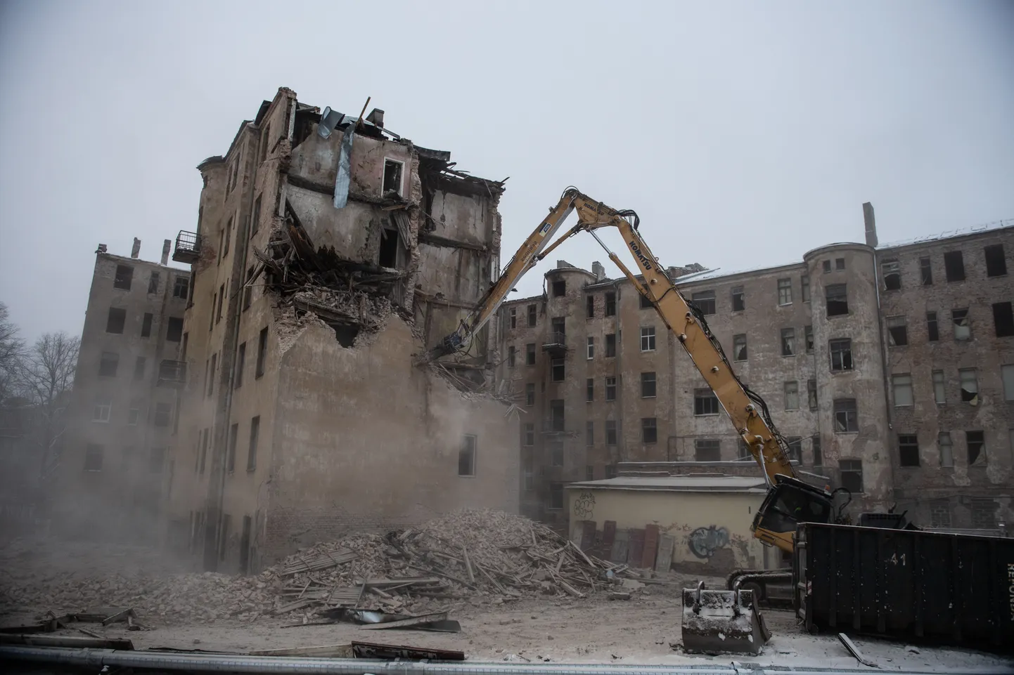 Foto: Sāk demontēt degušo namu Kalnciema ielā