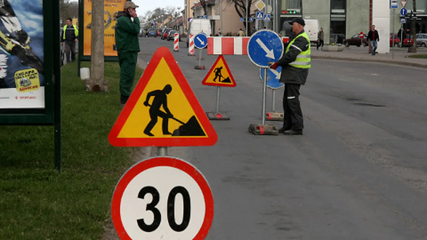 Uue liiklusskeemi ladusamaks toimimiseks paigaldatakse praegu kümnete kaupa uusi ajutisi liiklusmärke, mida autojuhtidel tasuks hoolega jälgida.