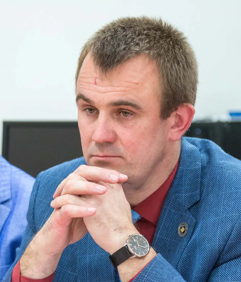 PEETER KANGUR
Vanus: 45
Haridus: kõrgem
Töökoht/amet: Pühajärve põhikool
Erakondlik kuuluvus: IRL
Perekonnaseis: abielus
Lapsi: 5 / Foto:  Arvo Meeks / Valgamaalane