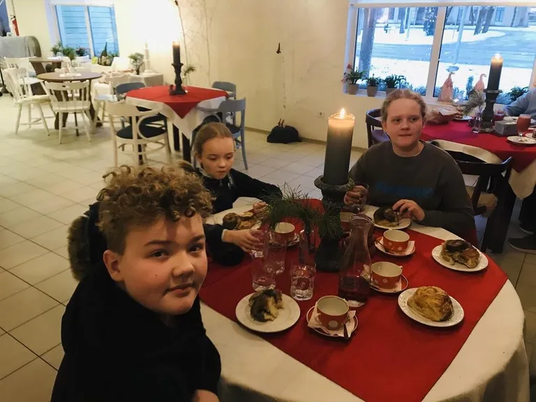 Kolm väga rahulolevat väikest külalist oma hiigelsuurte ja häbematult maitsvate saiade kallal.