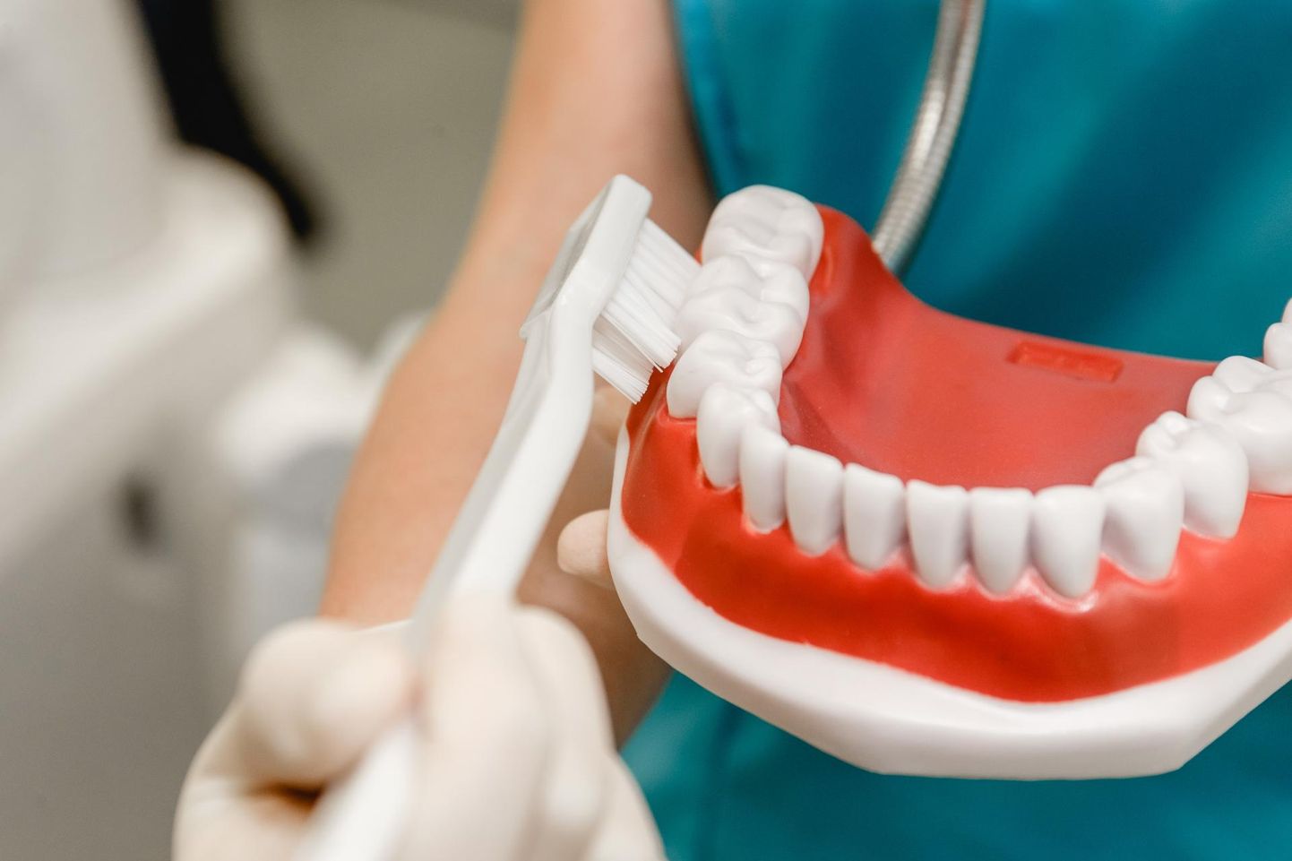 Haigekassa ja hambaarstide liidu ühiskampaania õpetab lasteaialastele, kuidas oma hammaste eest hoolt kanda.