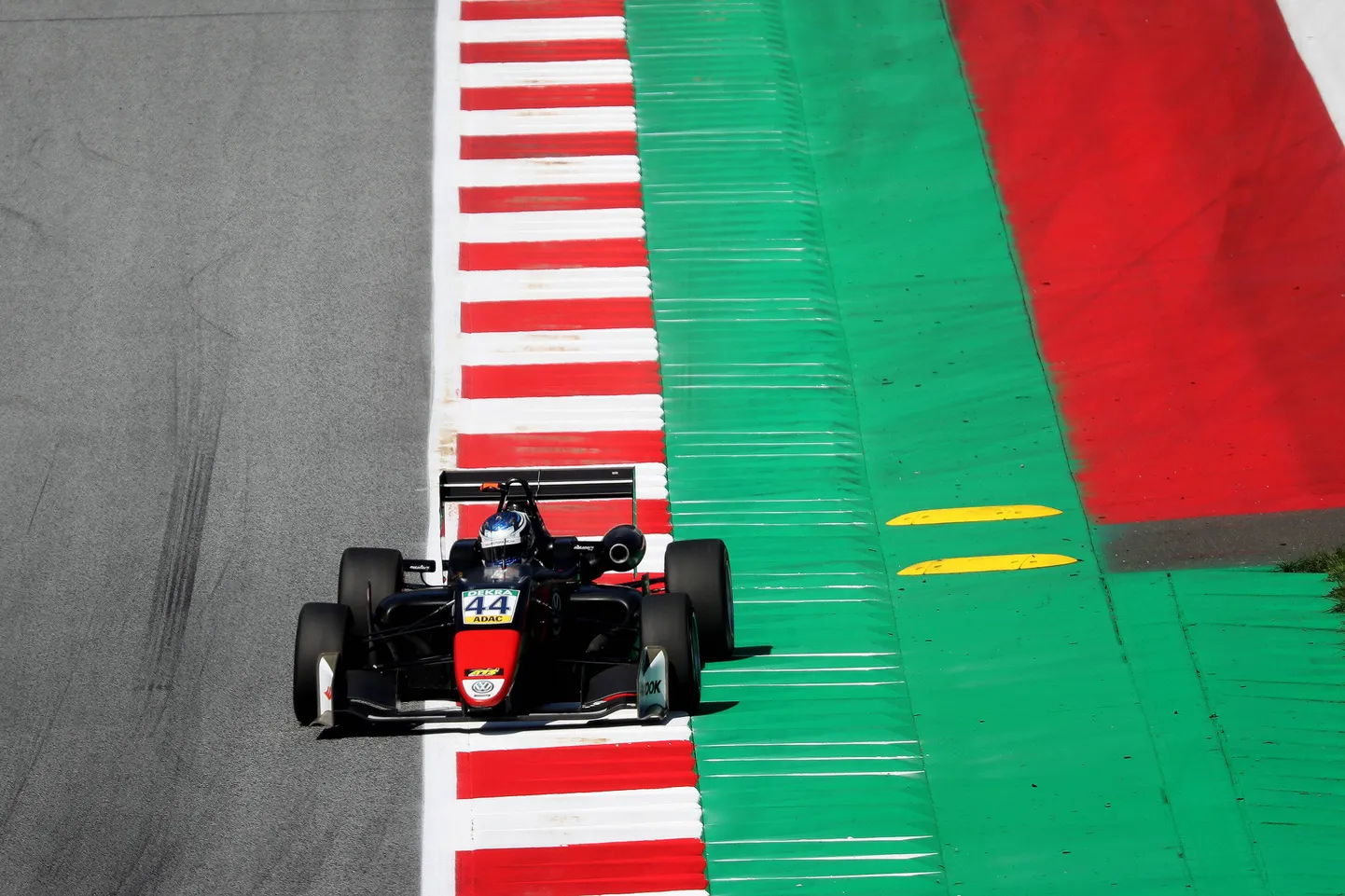 Jüri Vips F3 EMil Motopark masinaga sõitmas.