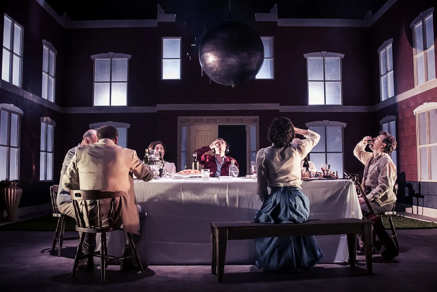 Ben Kidd ja Bush Moukarzeli lavastus «Chekhov’s First Play» («Tšehhovi esimene näidend»), mis kandideeris möödunud aastal parima lavastuse kategoorias Iiri teatriauhinnale, miksib klassikat, traditsioonilist teatrit, ootamatute vormidega.